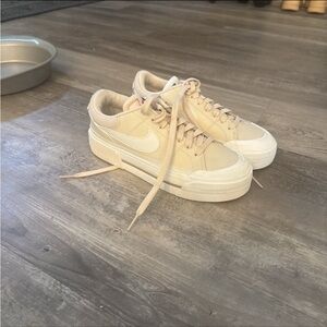 Women's Nike Court Legacy Lift Casual Shoes size 6